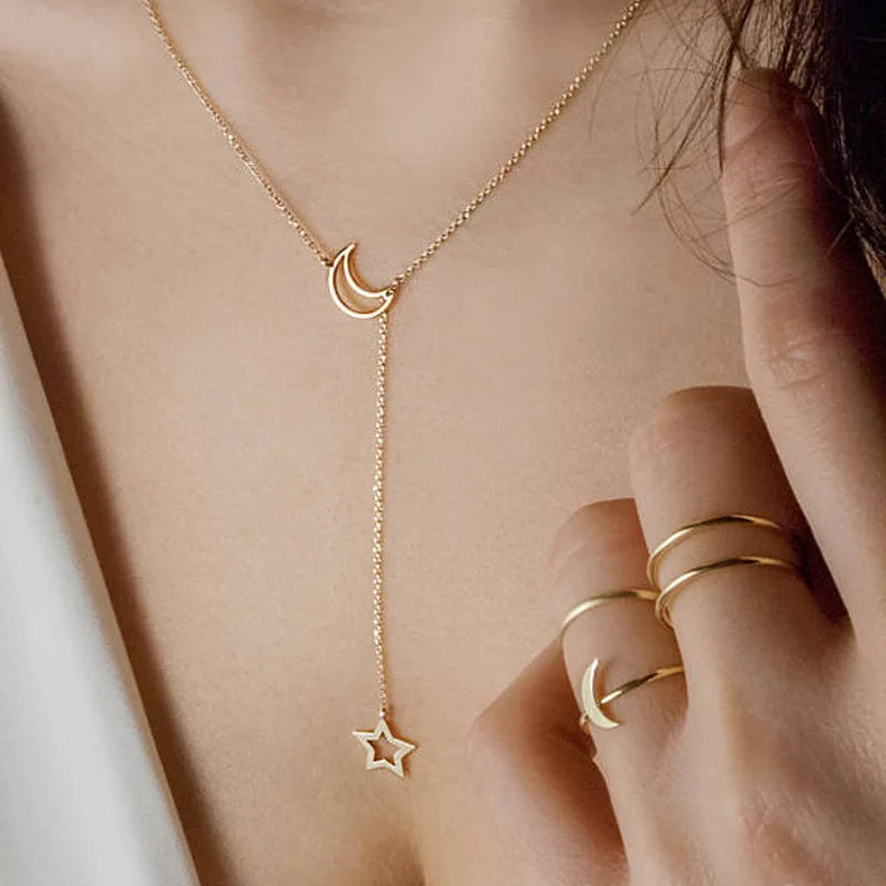 Colar Choker Lua & Estrela Dourado – Elegância na Simplicidade