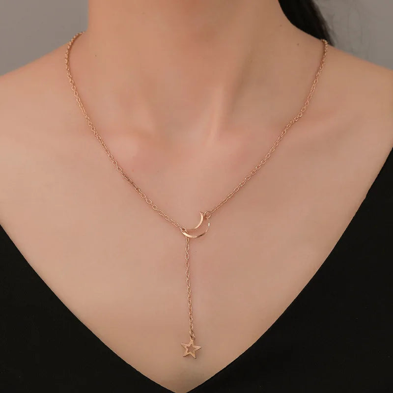 Colar Choker Lua & Estrela Dourado – Elegância na Simplicidade