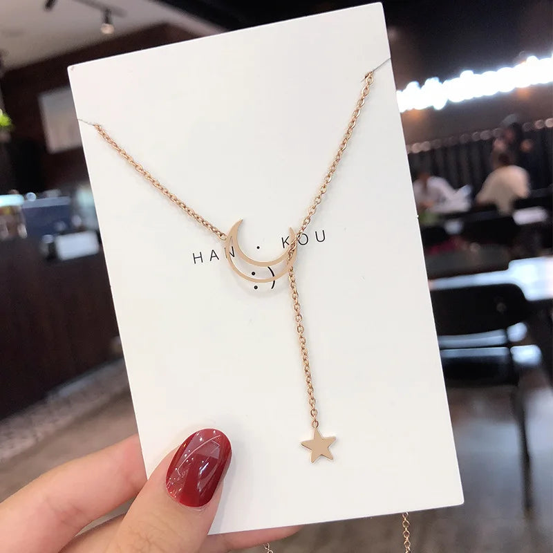 Colar Choker Lua & Estrela Dourado – Elegância na Simplicidade