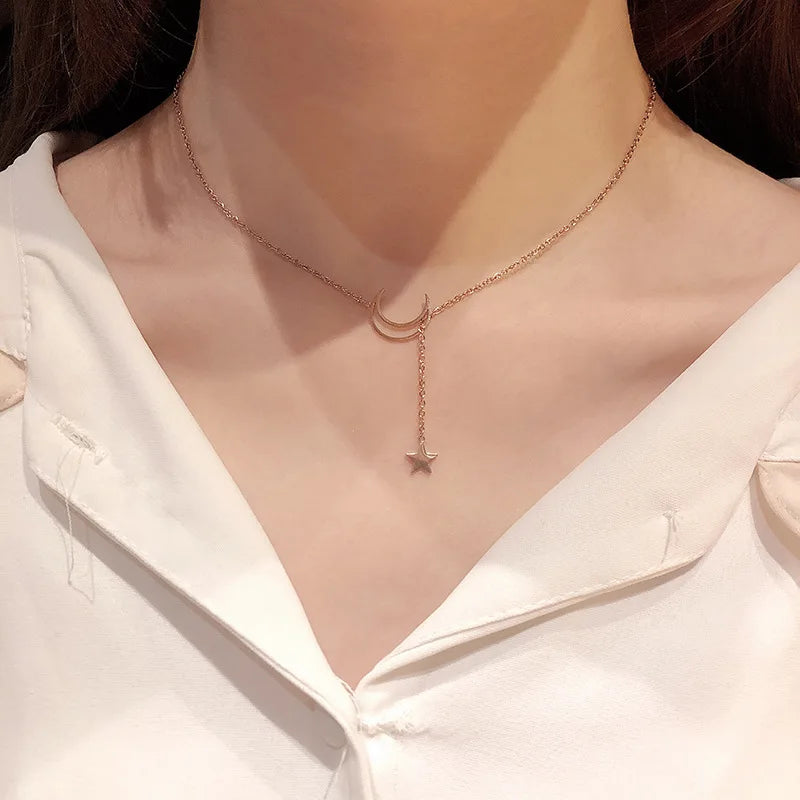 Colar Choker Lua & Estrela Dourado – Elegância na Simplicidade